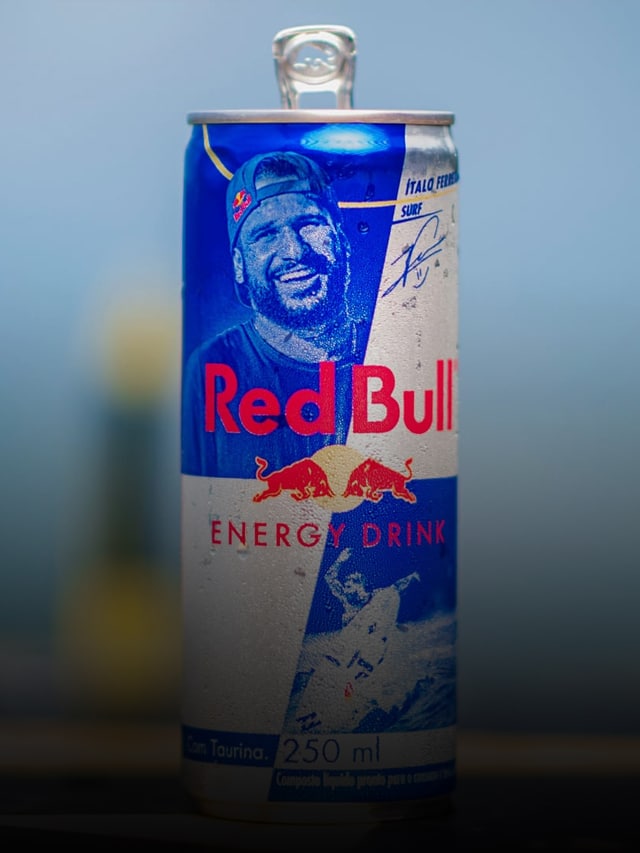 Lata de Red Bull com rosto de Ítalo Ferreira impressa