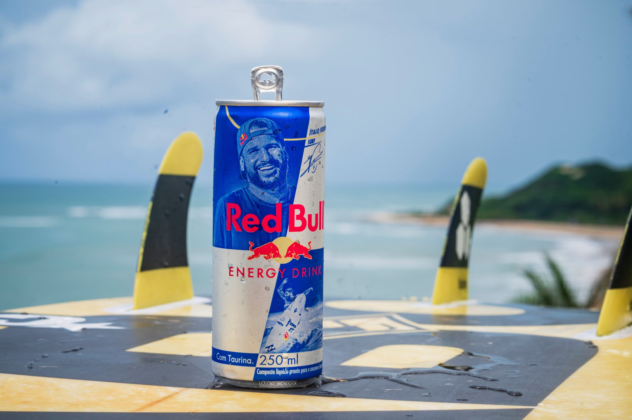 Lata de Red Bull sobre prancha de surf 